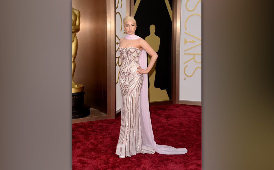 Gebt es zu, auch ihr habt sie nicht erkannt!  Ungewöhnlich elegant erschien Skandal-Stilikone Lady Gaga