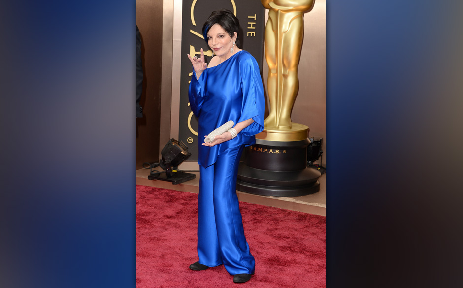 ... und Hollywood-Diva Liza Minnelli verstörte in einem blitzblauen Satin-Hosenanzug mit farblich passender Haarsträhne