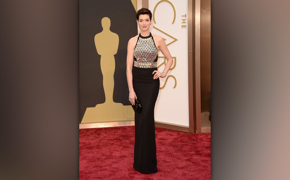 Seltsam androgyn erschien Oscarpreisträgerin Anne Hathaway ("Les Miserables")...