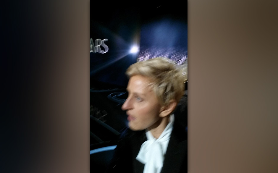 Wie alles begann: Ellen DeGeneres schickt während der Anmoderation ihr erstes Selfie von der Bühne ins Netz.