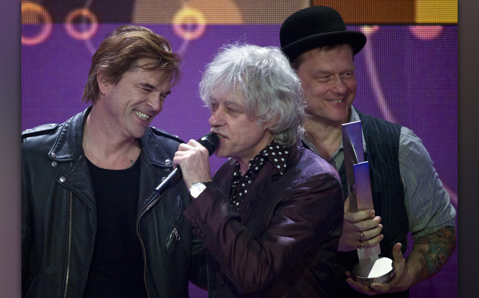 Bob Geldof übergibt den Toten Hosen den Preis für "Best National Live Act"