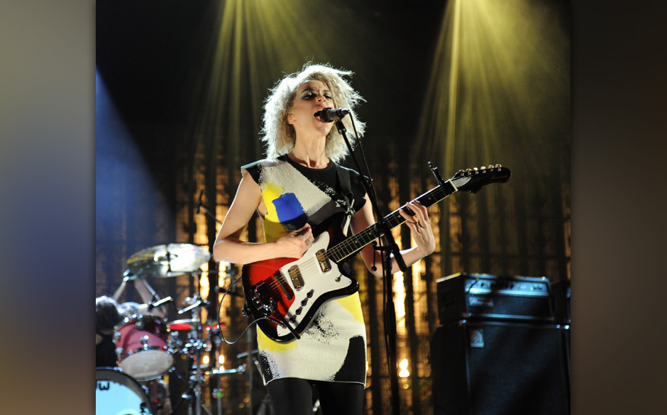 ... und Annie Clark alias St. Vincent als Ersatz für Kurt Cobains seinen Platz ein und spielten live mit Nirvana.