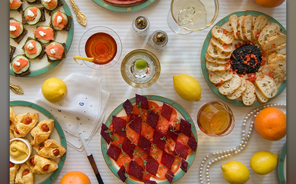 F. Scott Fitzgerald - "Der große Gatsby": 
In den roaring Twenties feiert Millionär Jay Gatsby glamouröse Parties - Dek...