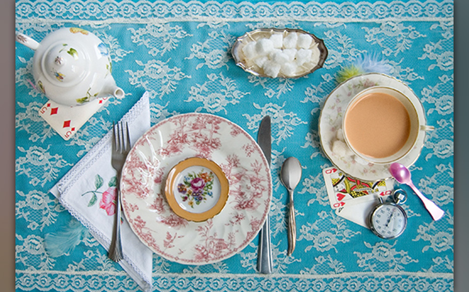 Lewis Carroll - "Alice im Wunderland": 
Kaffee und Kuchen – Als sie ins Wunderland fällt, entspannt sich Alice bei eine...