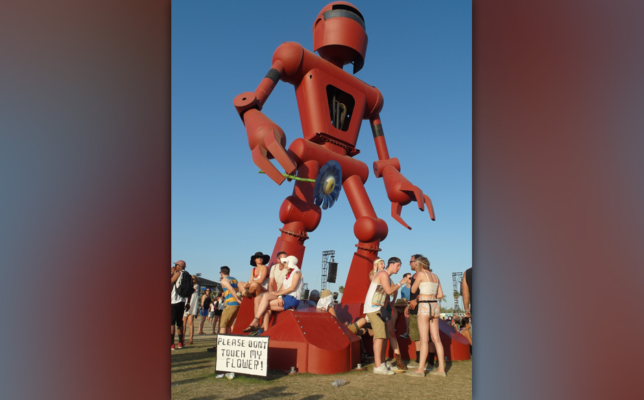 "Becoming Human" - Ein Roboter als mechanisches Kunstwerk auf dem Festivalgelände