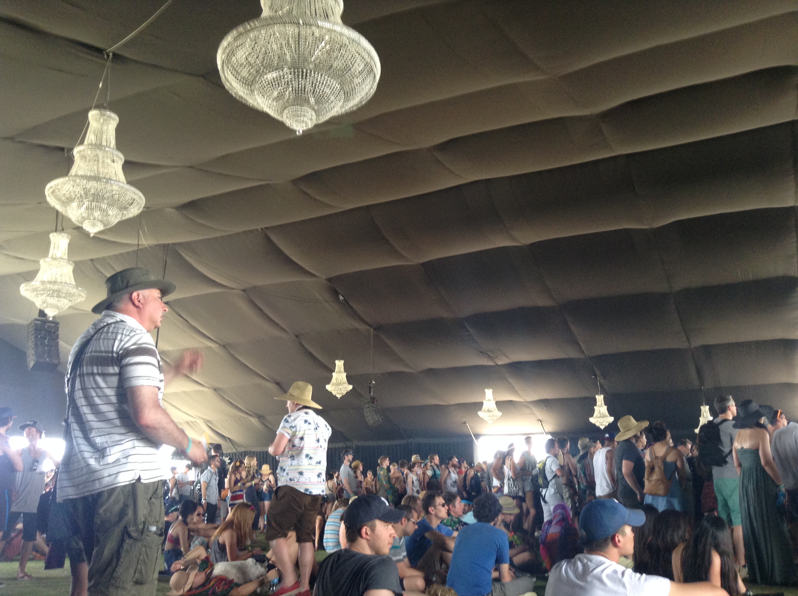 Im Gobi-Tent hängen Kronleuchter