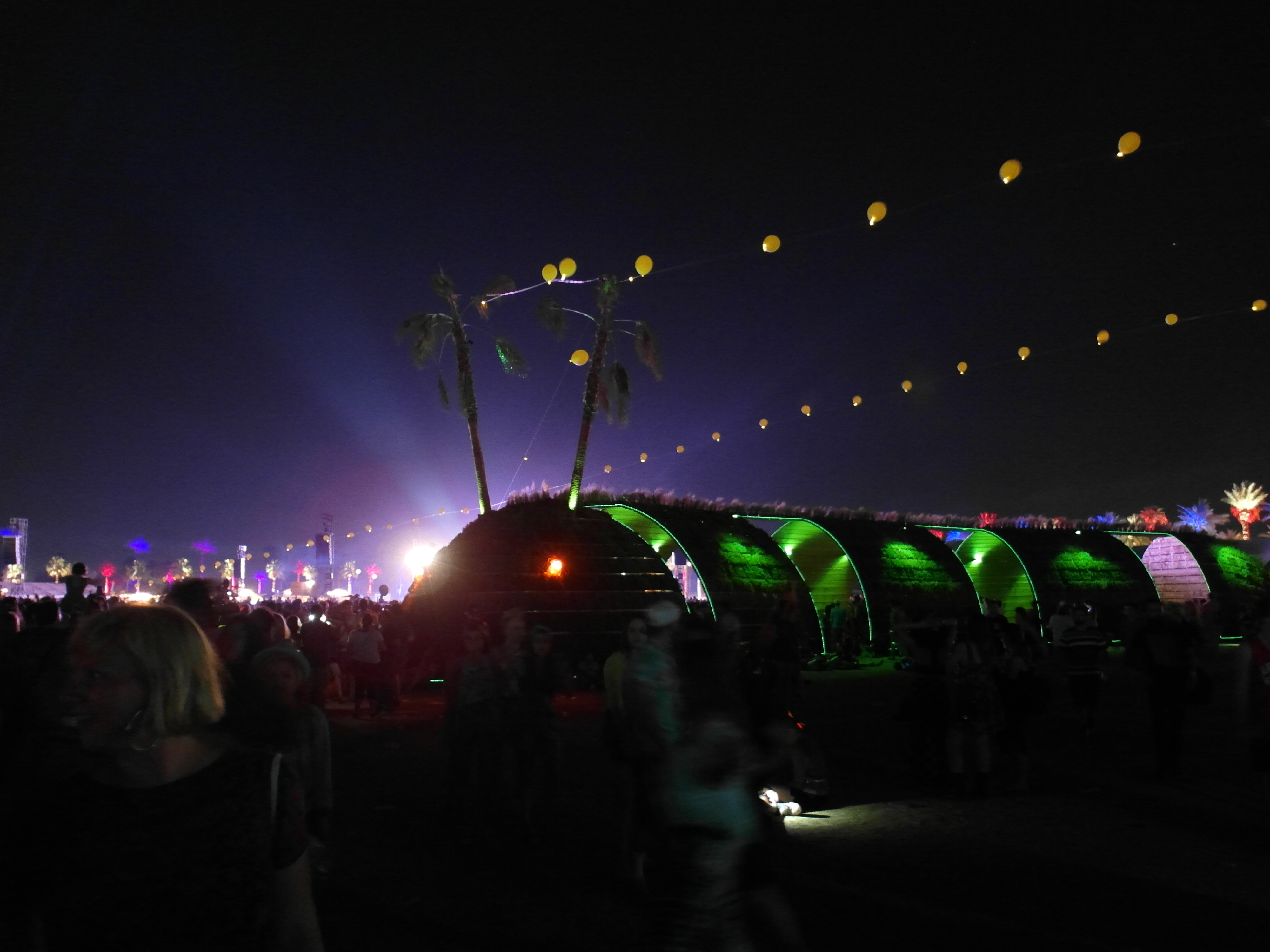 In der Raupe fanden Festivalbesucher tagsüber Schutz vor der Sonne