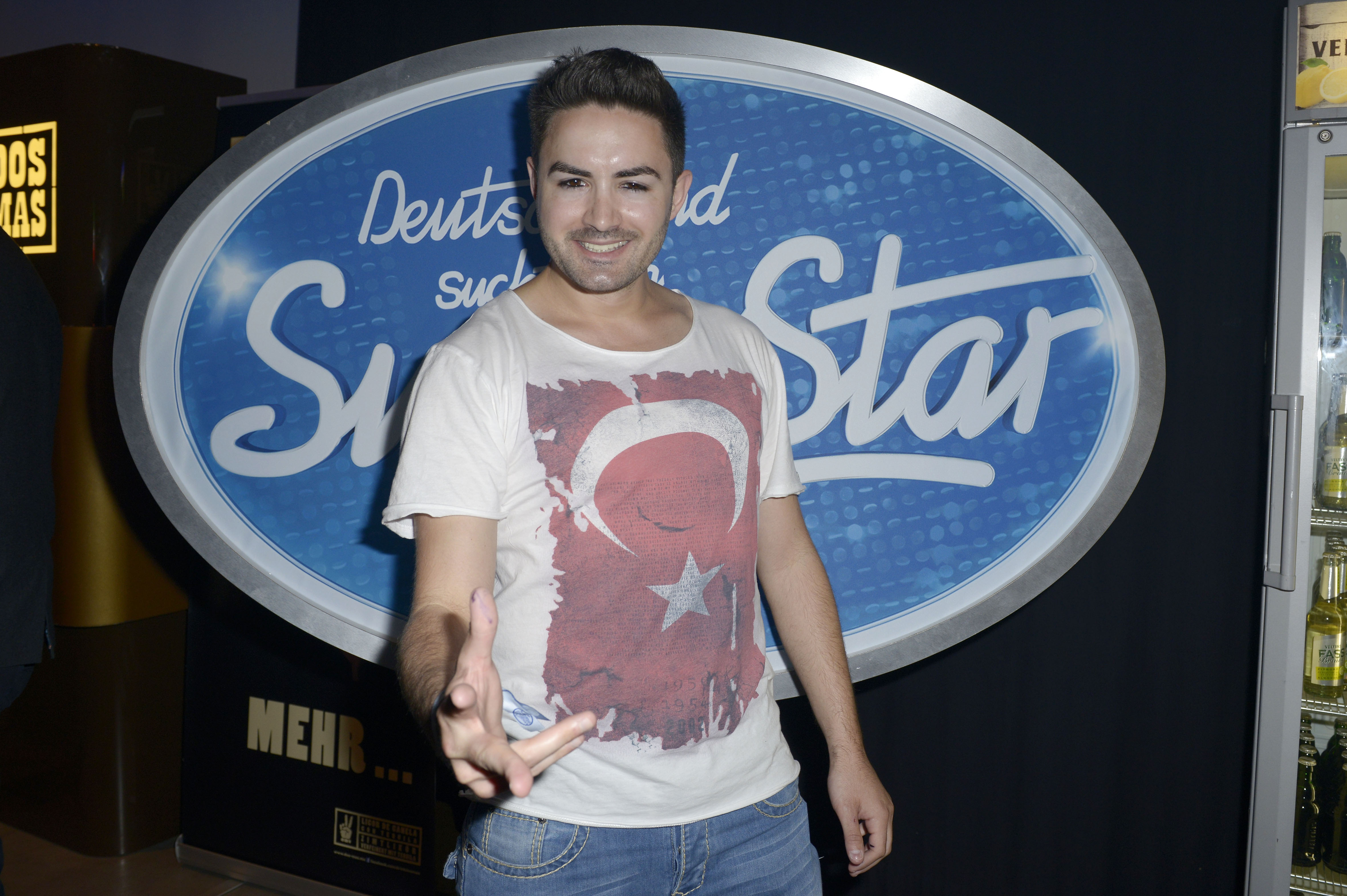 Menderes

Vollkommen zu recht nur Hardcore-„DSDS“-Fans ein Begriff, und zwar kein guter: Menderes gilt als Dieter Bohl...