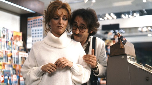 5. Der ganz normale Wahnsinn
Am Anfang steht ein Autounfall, bei dem Maximilian Glanz (Towje Kleiner) seine Gloria (Monika...