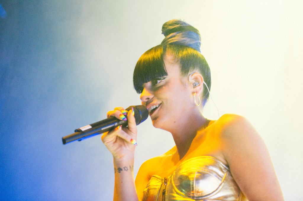 Lily-Allens-WEST-END-GIRL-erscheint-auf-Vinyl-CD-und-als-Buttplug-USB