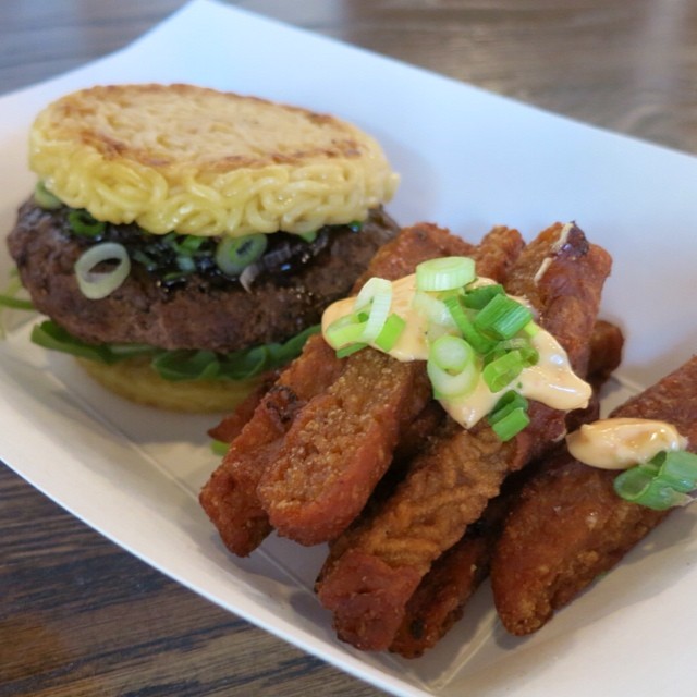 Nudelburger und -Pommes, lecker!