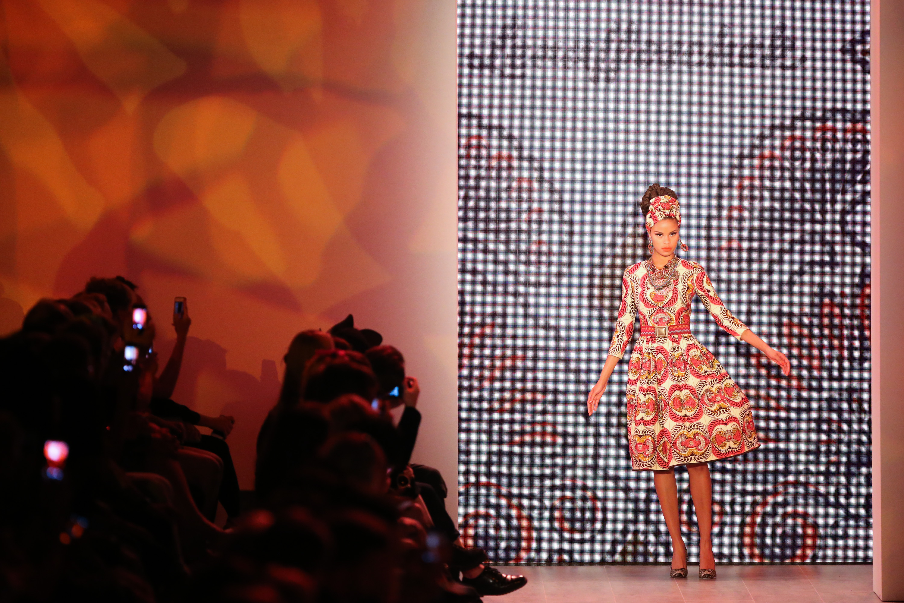 Bei Lena Hoschek standen afrikanisch inspirierte Prints im Vordergrund.