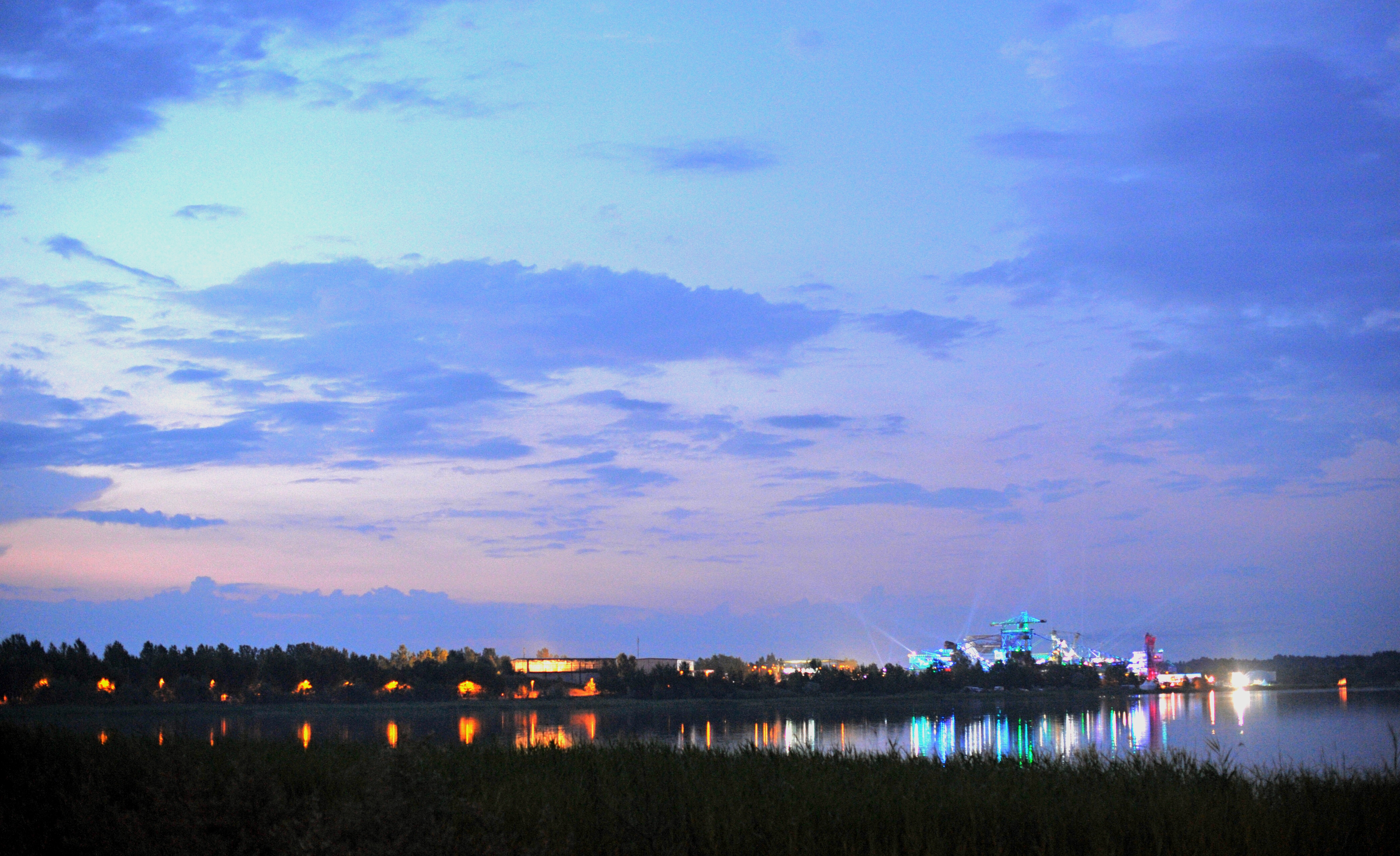 Die alten Tagebau-Bagger auf dem Gelände des Hip-Hop Festival "Splash" werden am Abend des 10.07.2014 in Gräfenhainichen...