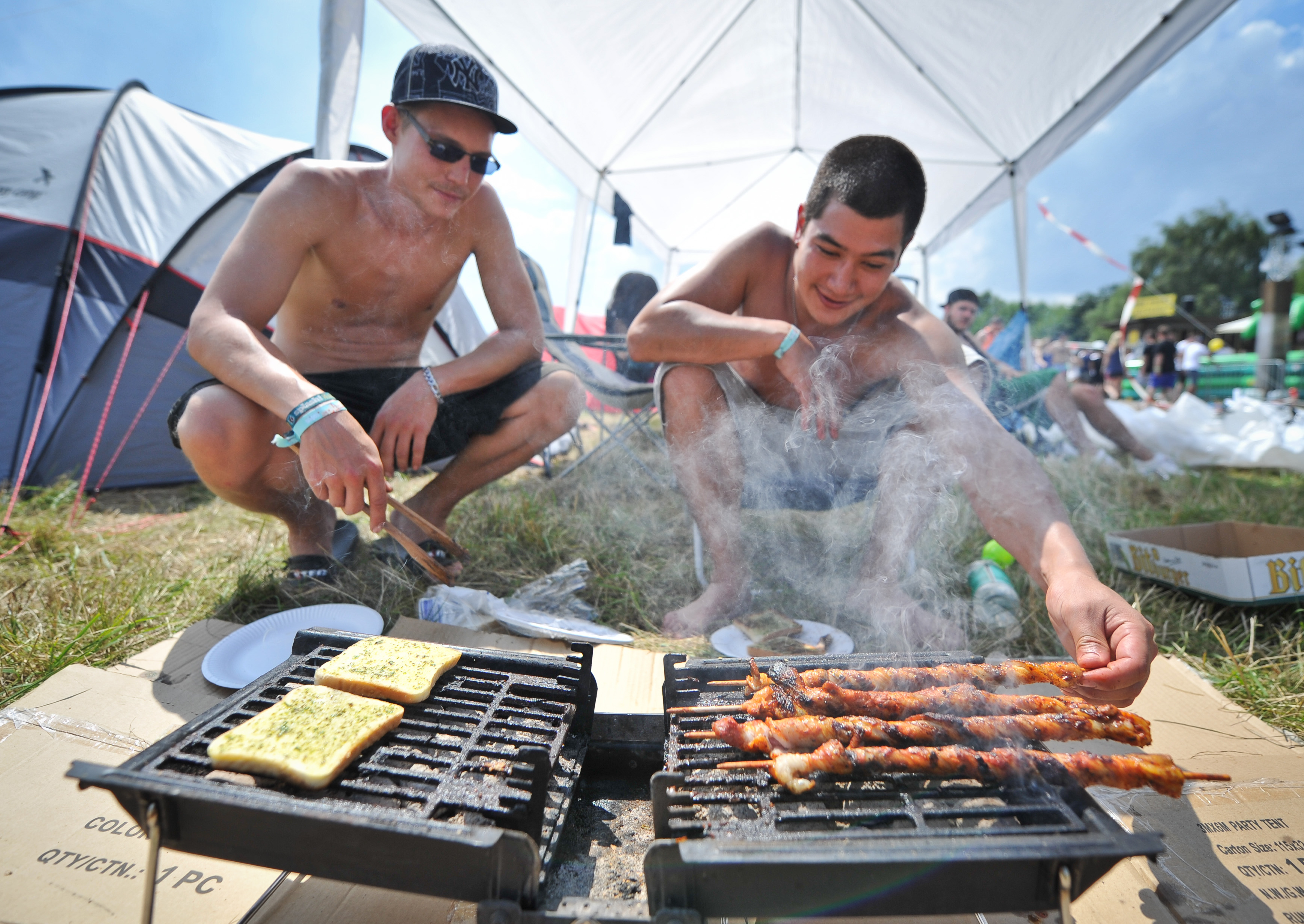 Zwei Männer grillen am 11.07.2014 auf dem Zeltplatz des Hip-Hop Festival "Splash" in Gräfenhainichen (Sachsen-Anhalt).  ...