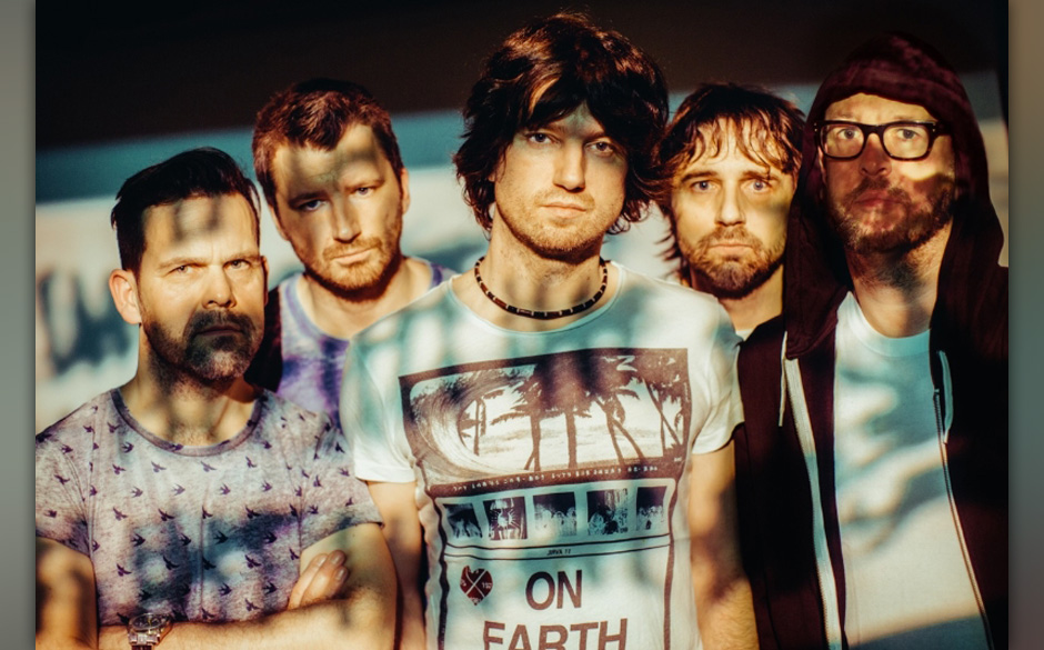 Das findet seinen traurigen Höhepunkt im Skrillex-mäßigen „Self Attack Mechanism“ und mutet so überflüssig an...