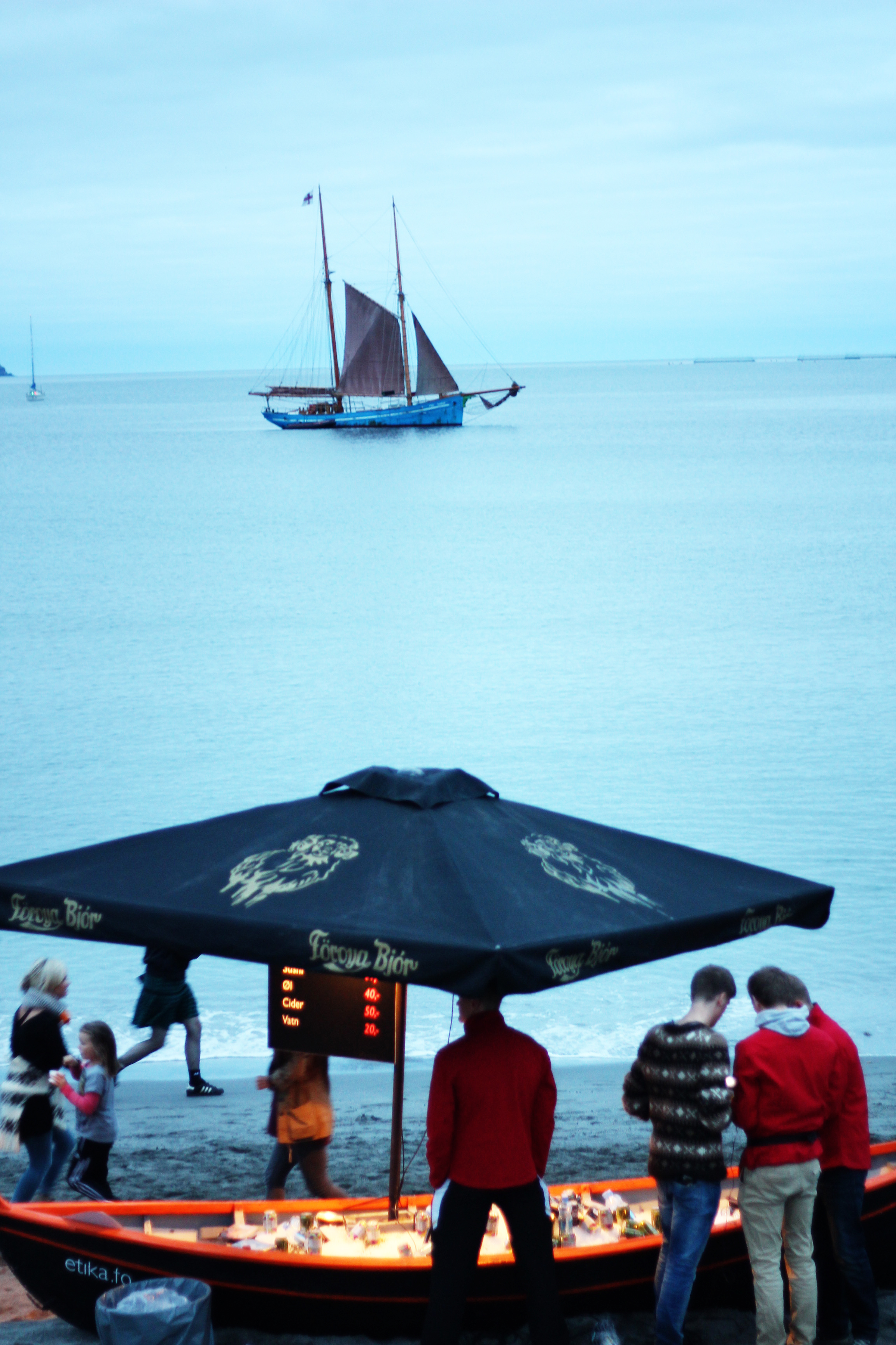 Die Besucher des Festivals benehemen sich ein wenig wie die Wikinger von damals.