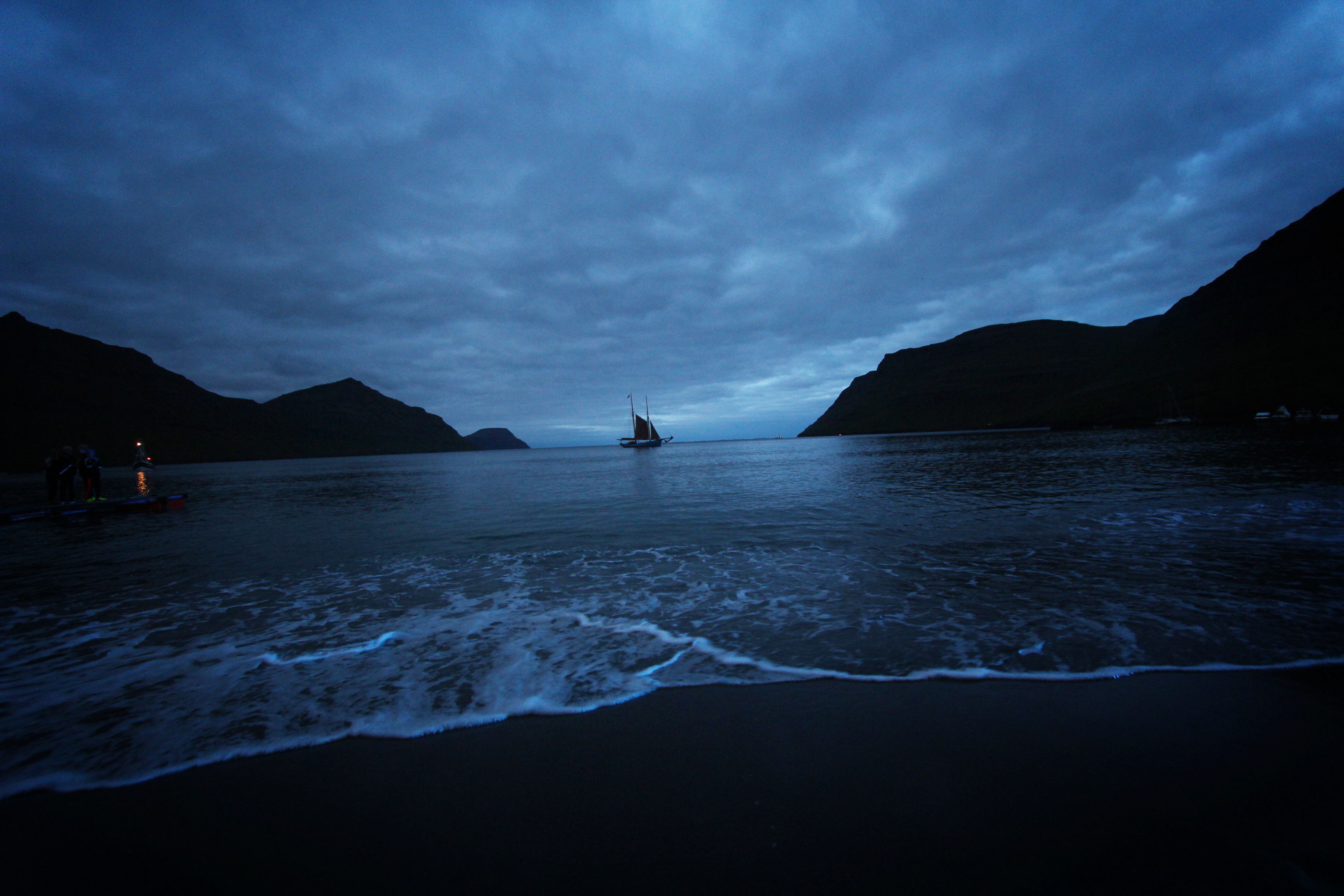 Trotzdem springen Mutige immer wieder aus den warmen Saunafässern in die kalte Brandung.