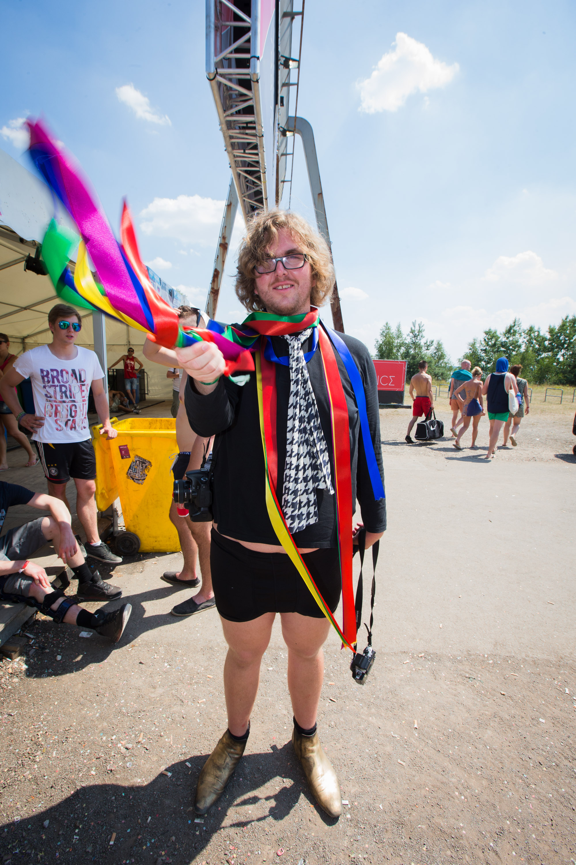 Der Fotograf Gerrit Starczewski fotografierte ca. 200 nakt nackte Menschen bei der Aktion "Naked Heart" auf dem Melt! Fest...
