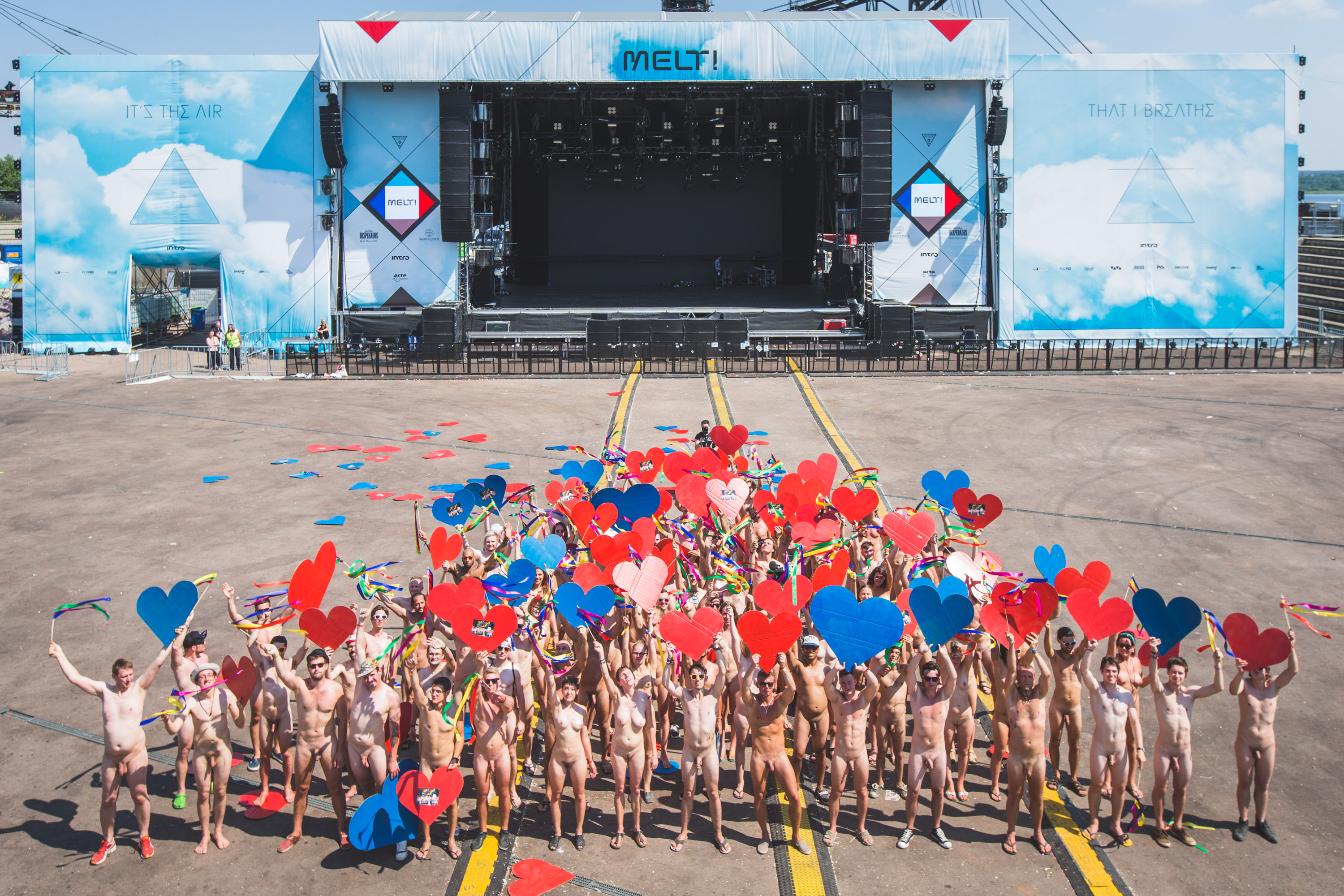 Der Fotograf Gerrit Starczewski fotografierte ca. 200 nakt nackte Menschen bei der Aktion "Naked Heart" auf dem Melt! Fest...
