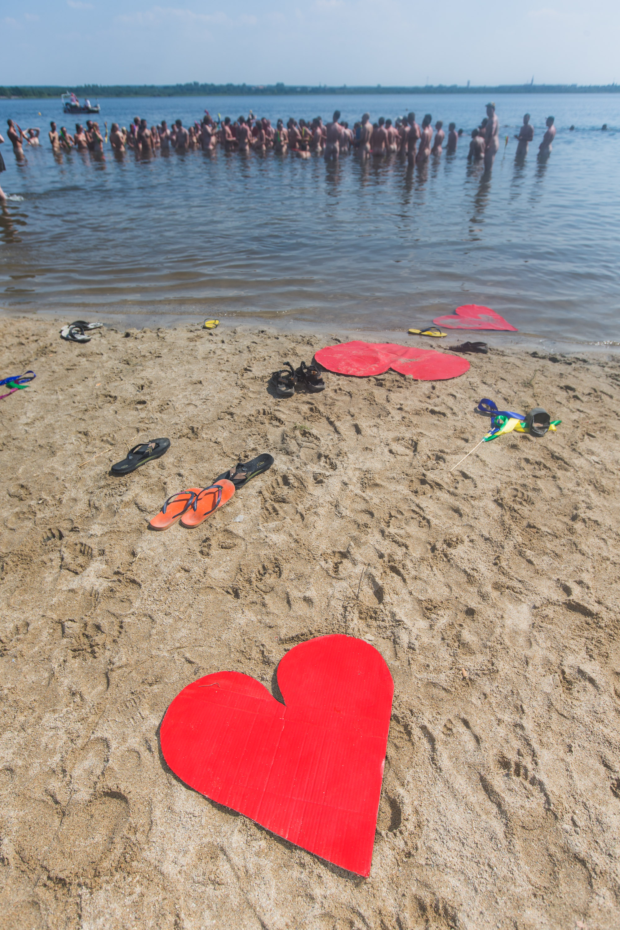 Der Fotograf Gerrit Starczewski fotografierte ca. 200 nakt nackte Menschen bei der Aktion "Naked Heart" auf dem Melt! Fest...