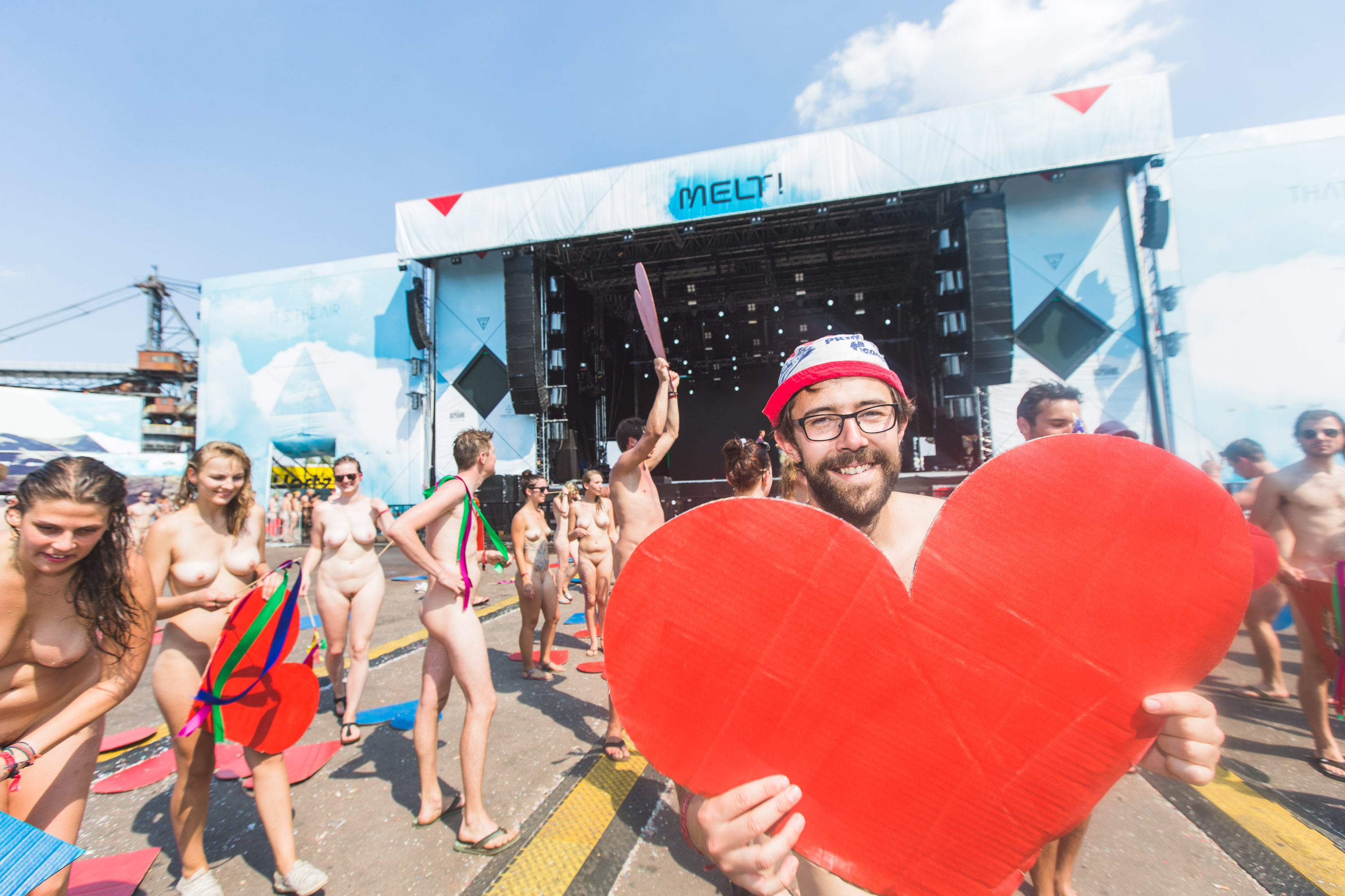Der Fotograf Gerrit Starczewski fotografierte ca. 200 nakt nackte Menschen bei der Aktion "Naked Heart" auf dem Melt! Fest...