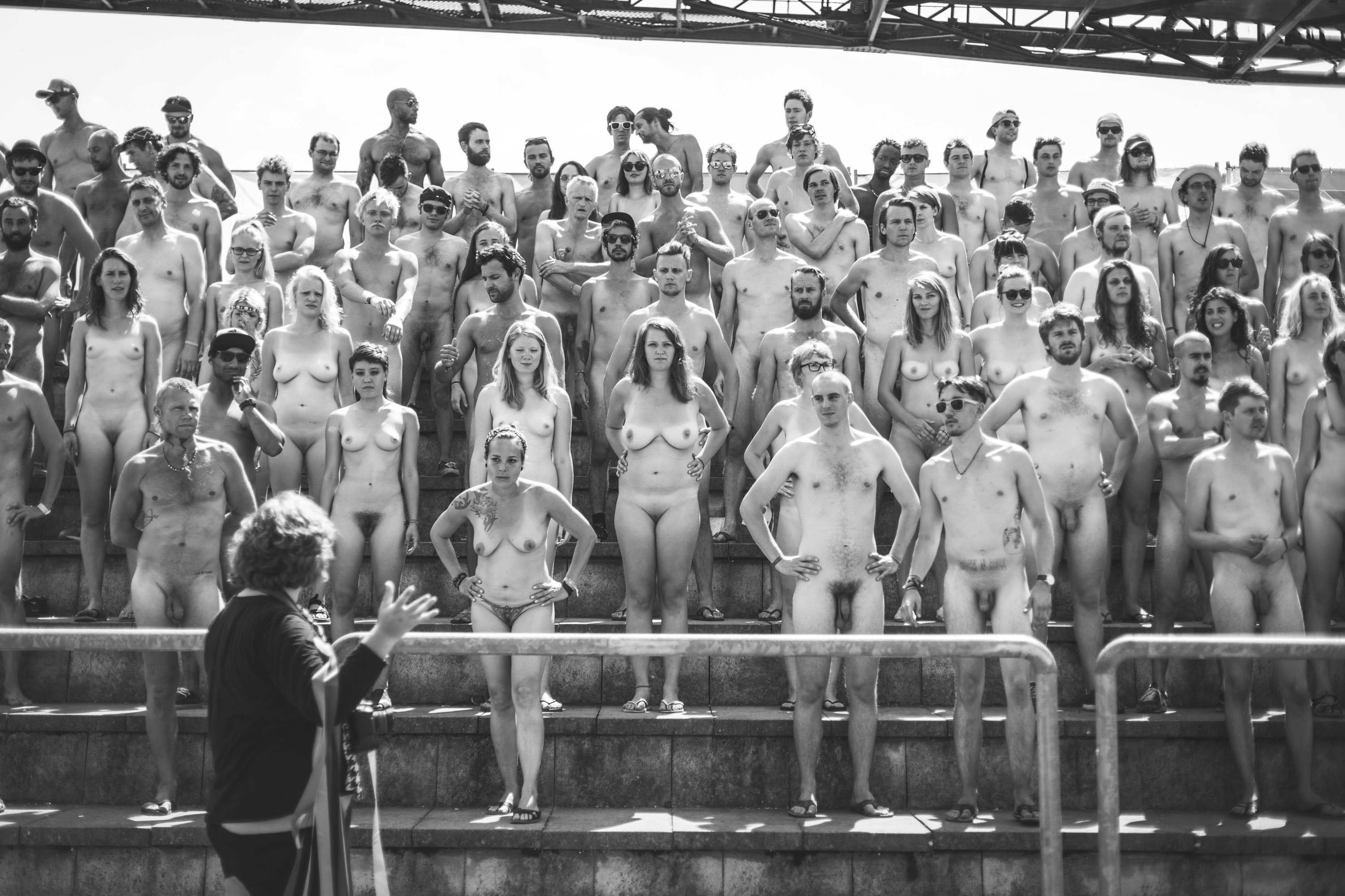 Der Fotograf Gerrit Starczewski fotografierte ca. 200 nakt nackte Menschen bei der Aktion "Naked Heart" auf dem Melt! Fest...