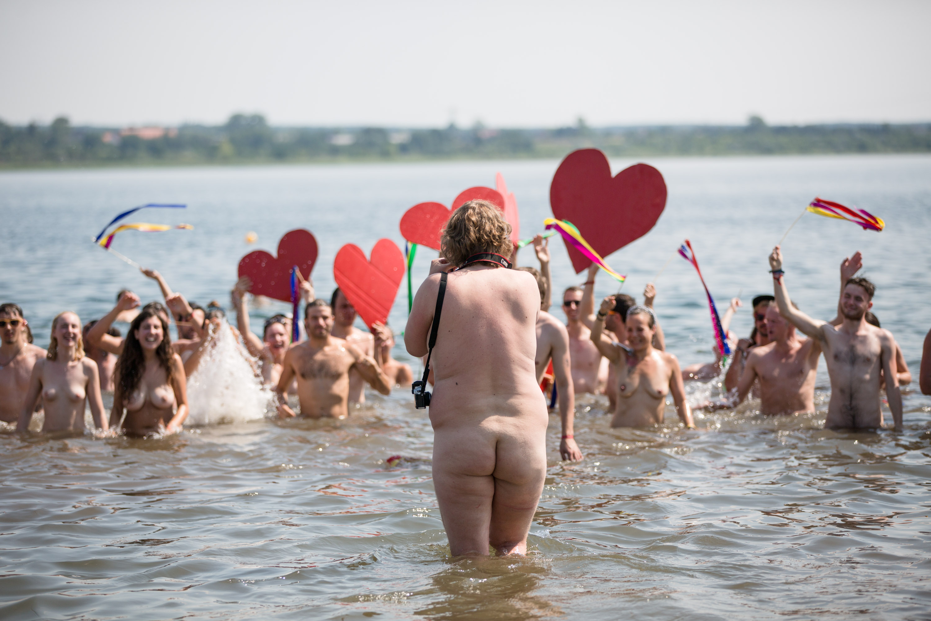 Der Fotograf Gerrit Starczewski fotografierte ca. 200 nakt nackte Menschen bei der Aktion "Naked Heart" auf dem Melt! Fest...