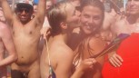 Der Fotograf Gerrit Starczewski fotografierte ca. 200 nackte Menschen bei der Aktion "Naked Heart" auf dem Melt! Festival ...