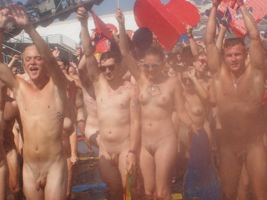 Der Fotograf Gerrit Starczewski fotografierte ca. 200 nackte Menschen bei der Aktion "Naked Heart" auf dem Melt! Festival ...