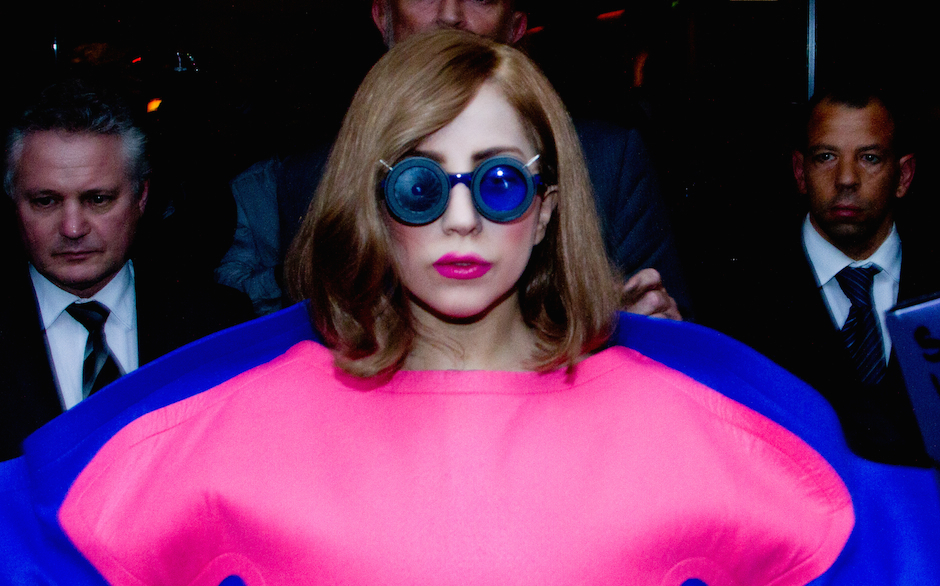 Es handelt sich um Lady Gaga.