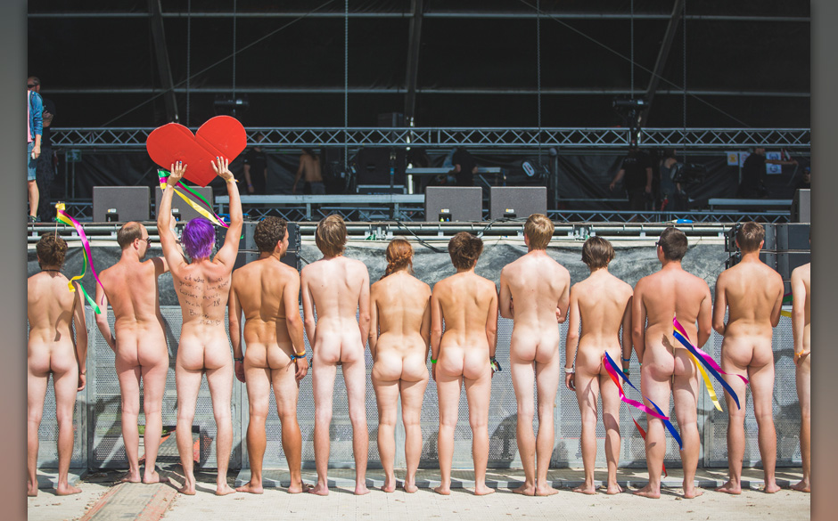 120 Menschen zogen sich nackt aus und hatten Spaß im Rahmen des "Naked Heart" Projektes. Alles geschah am 15. August 2014...