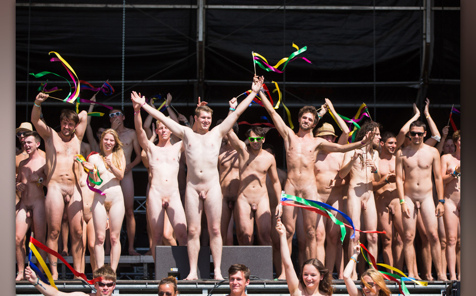 120 Menschen zogen sich nackt aus und hatten Spaß im Rahmen des "Naked Heart" Projektes. Alles geschah am 15. August 2014...