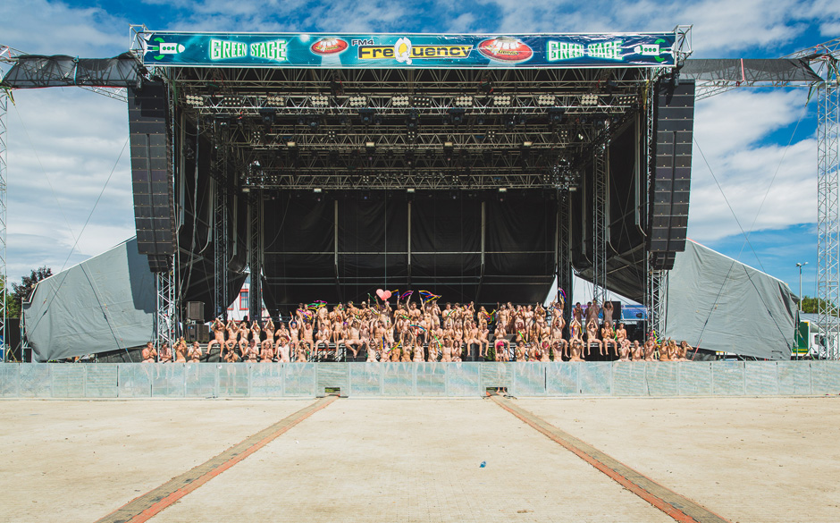 120 Menschen zogen sich nackt aus und hatten Spaß im Rahmen des "Naked Heart" Projektes. Alles geschah am 15. August 2014...