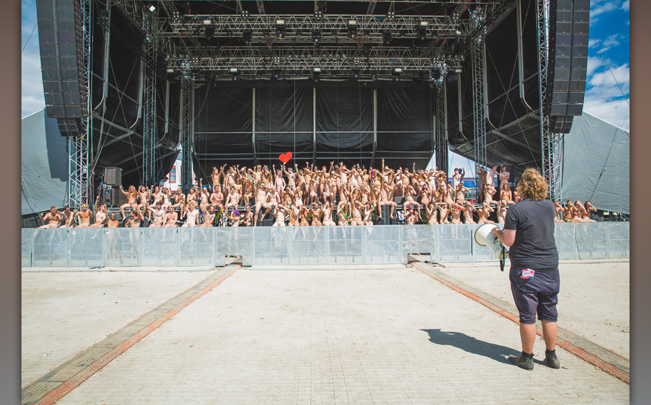 120 Menschen zogen sich nackt aus und hatten Spaß im Rahmen des "Naked Heart" Projektes. Alles geschah am 15. August 2014...