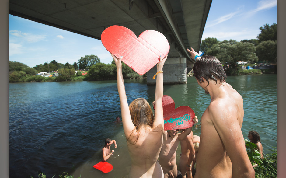 120 Menschen zogen sich nackt aus und hatten Spaß im Rahmen des "Naked Heart" Projektes. Alles geschah am 15. August 2014...