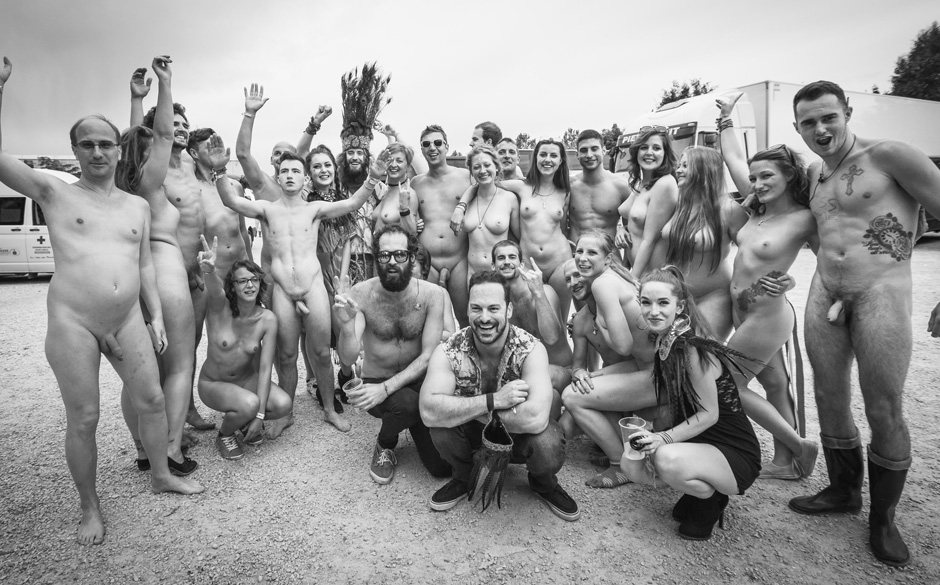 120 Menschen zogen sich nackt aus und hatten Spaß im Rahmen des "Naked Heart" Projektes. Alles geschah am 15. August 2014...