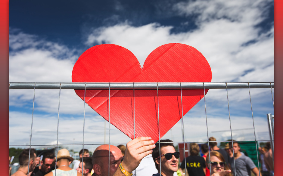 120 Menschen zogen sich nackt aus und hatten Spaß im Rahmen des "Naked Heart" Projektes. Alles geschah am 15. August 2014...