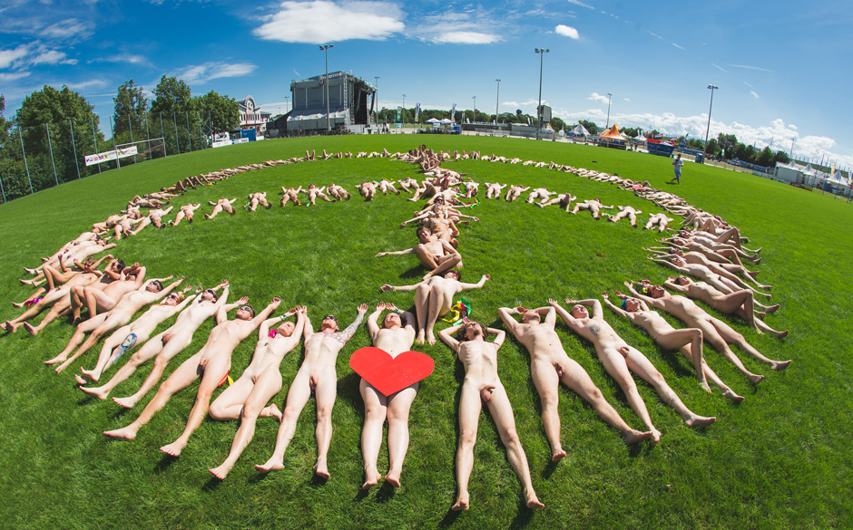 120 Menschen zogen sich nackt aus und hatten Spaß im Rahmen des "Naked Heart" Projektes. Alles geschah am 15. August 2014...