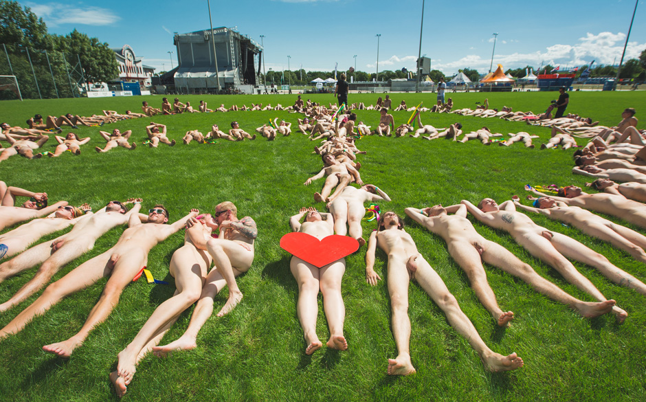 120 Menschen zogen sich nackt aus und hatten Spaß im Rahmen des "Naked Heart" Projektes. Alles geschah am 15. August 2014...