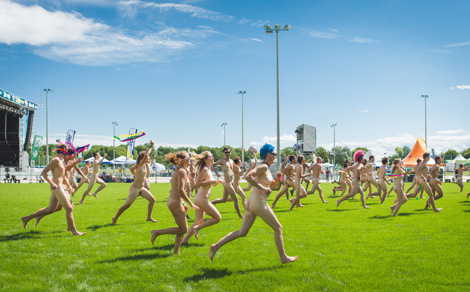 120 Menschen zogen sich nackt aus und hatten Spaß im Rahmen des "Naked Heart" Projektes. Alles geschah am 15. August 2014...