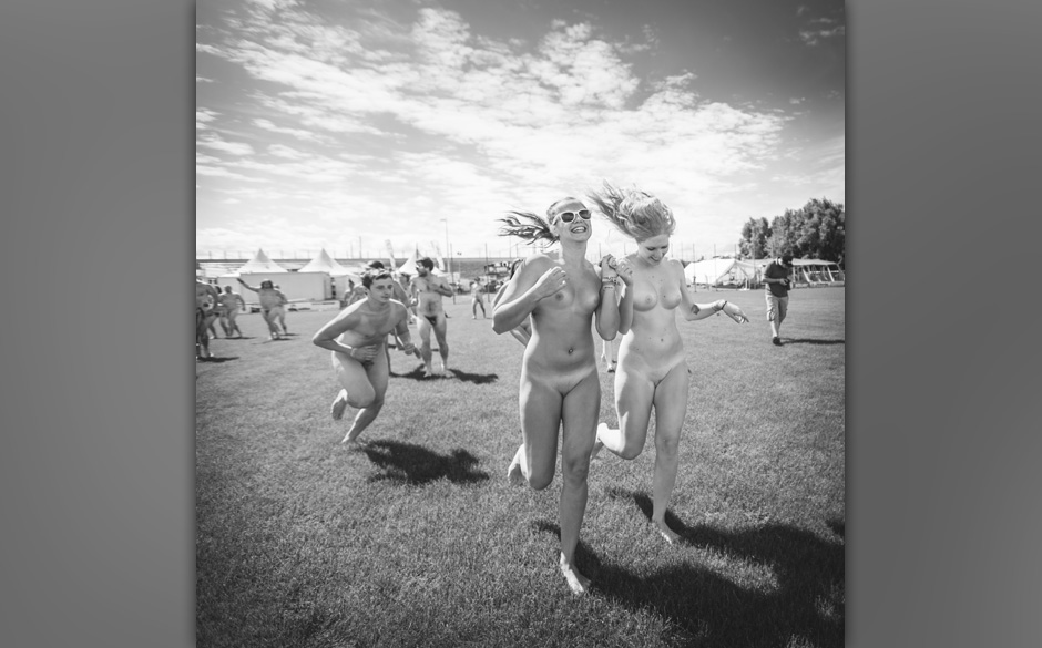 120 Menschen zogen sich nackt aus und hatten Spaß im Rahmen des "Naked Heart" Projektes. Alles geschah am 15. August 2014...