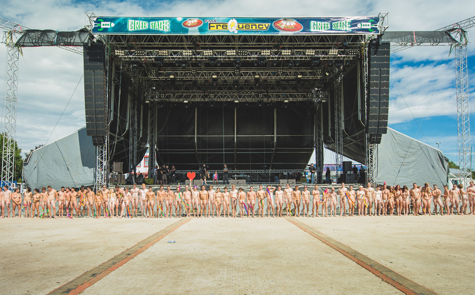 120 Menschen zogen sich nackt aus und hatten Spaß im Rahmen des "Naked Heart" Projektes. Alles geschah am 15. August 2014...