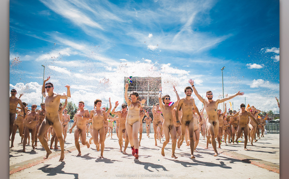 120 Menschen zogen sich nackt aus und hatten Spaß im Rahmen des "Naked Heart" Projektes. Alles geschah am 15. August 2014...