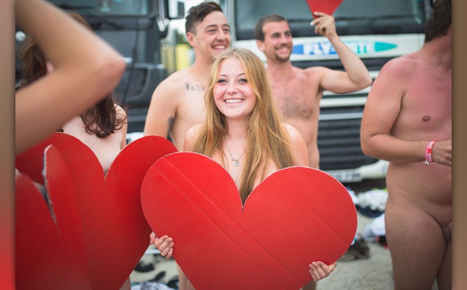 120 Menschen zogen sich nackt aus und hatten Spaß im Rahmen des "Naked Heart" Projektes. Alles geschah am 15. August 2014...