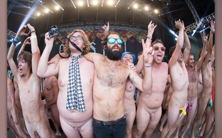 120 Menschen zogen sich nackt aus und hatten Spaß im Rahmen des "Naked Heart" Projektes. Alles geschah am 15. August 2014...