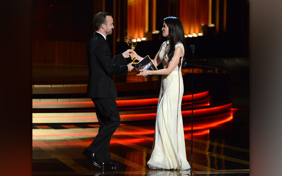 Image #: 31599560    Lucy Liu, rechts, übergibt Aaron Paul seinen Awards
