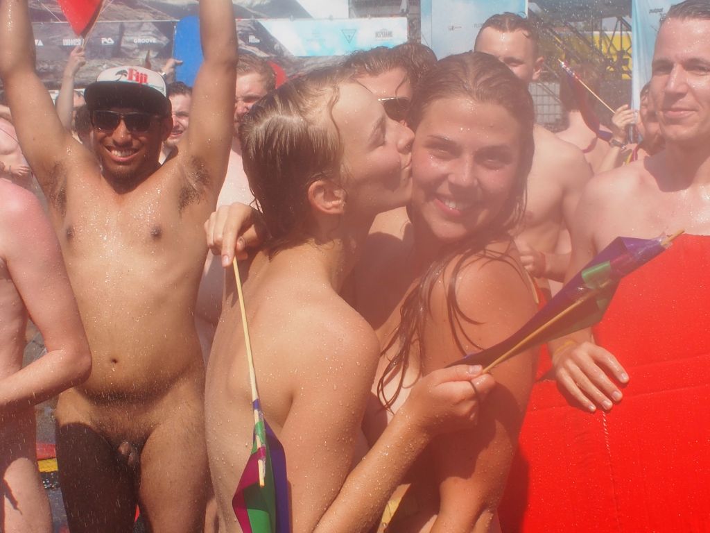 Der Fotograf Gerrit Starczewski fotografierte ca. 200 nackte Menschen bei der Aktion "Naked Heart" auf dem Melt! Festival ...