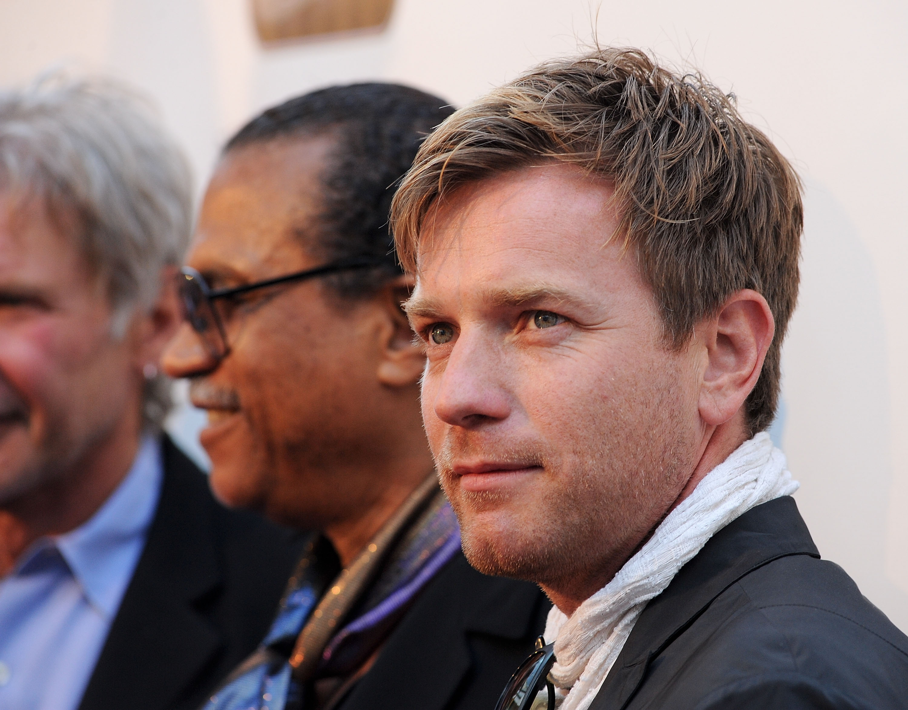 Die Schwertkämpfe schienen es Obi-Wan Kenobi-Darsteller Ewan McGregor wirklich angetan zu haben: beim Drehen imitierte er...