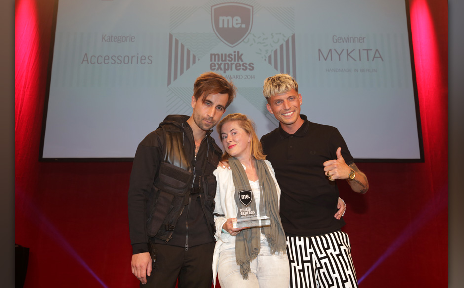 David Kurt Karl Roth und Carl Jakob Haupt mit Gewinnerin Mykita