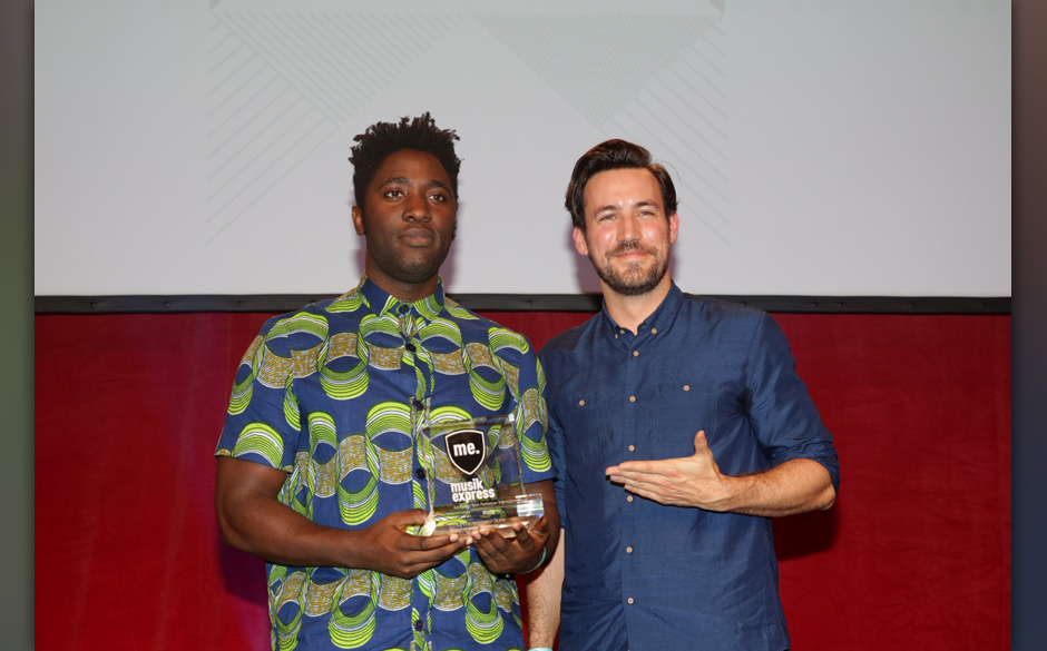 "Best Performance International" ging an Kele, der mit Laudator Jan Köppen posiert